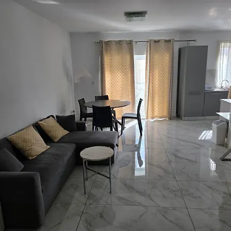 3bedroom Flat In Swieqi 5-minute Walk To Paceville Apartment *